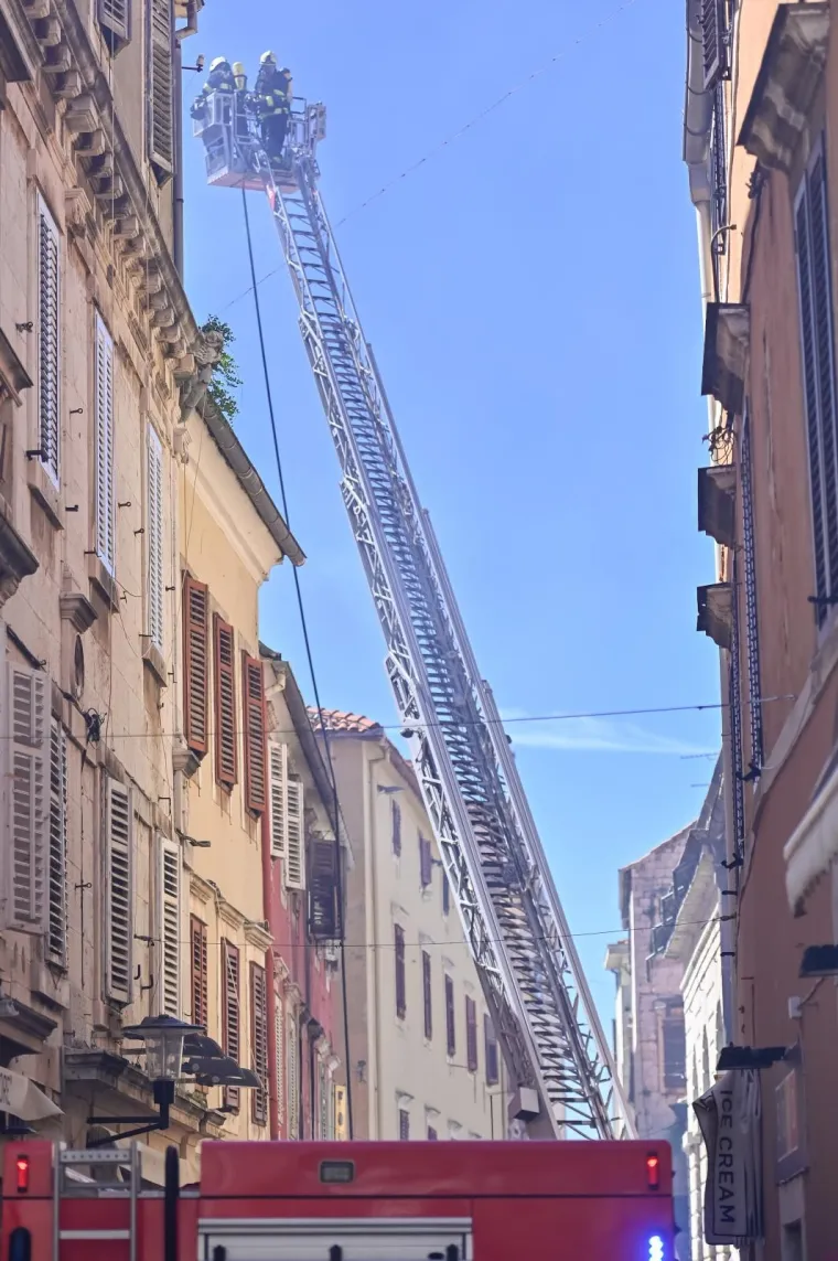 Požar u Zadru i dalje aktivan: Poluotok je u opasnosti od &scaron;irenja požara