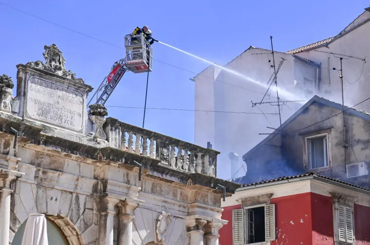 Požar u Zadru i dalje aktivan: Poluotok je u opasnosti od &scaron;irenja požara