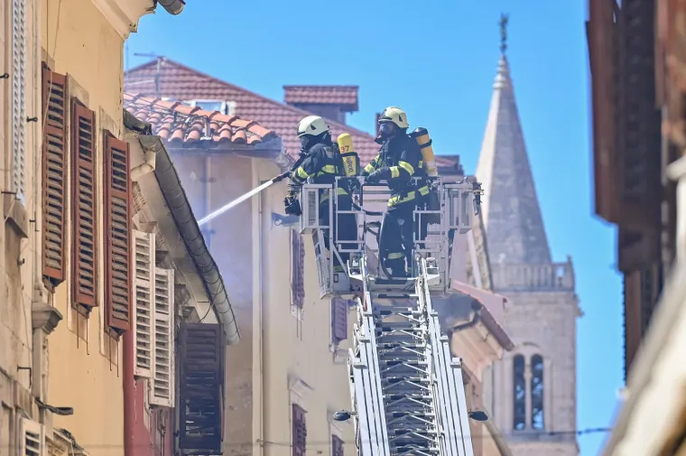 Požar u Zadru i dalje aktivan: Poluotok je u opasnosti od &scaron;irenja požara
