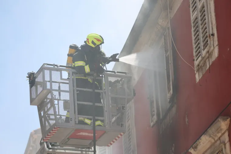 Vatra se brzo &scaron;irila: Gorio stan u Zadru. Vatrogasci evakuirali stanare