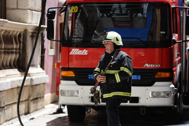 Vatra se brzo &scaron;irila: Gorio stan u Zadru. Vatrogasci evakuirali stanare