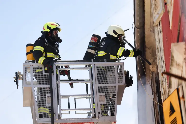 Vatra se brzo &scaron;irila: Gorio stan u Zadru. Vatrogasci evakuirali stanare