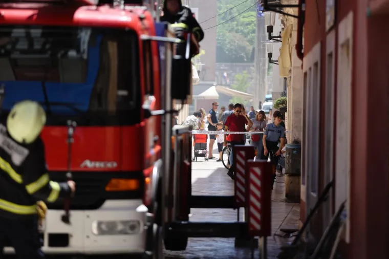 Vatra se brzo &scaron;irila: Gorio stan u Zadru. Vatrogasci evakuirali stanare