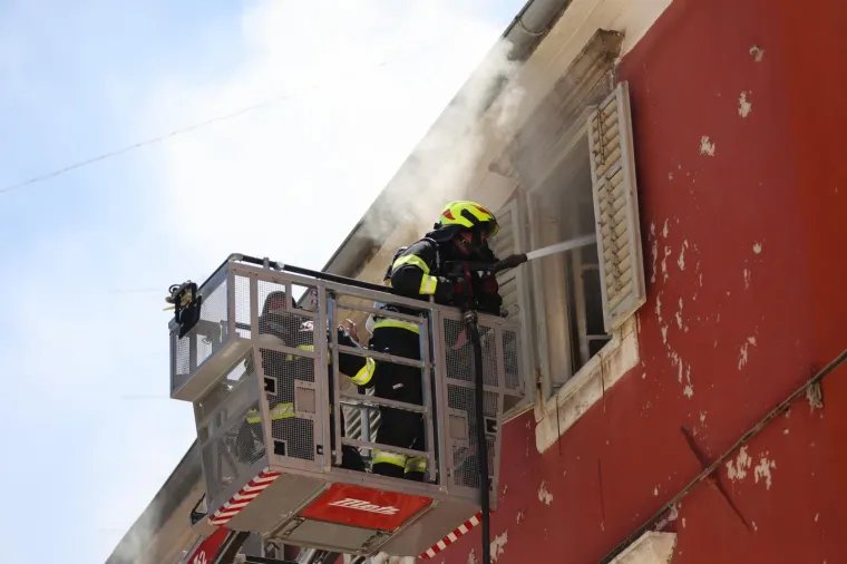 Vatra se brzo &scaron;irila: Gorio stan u Zadru. Vatrogasci evakuirali stanare