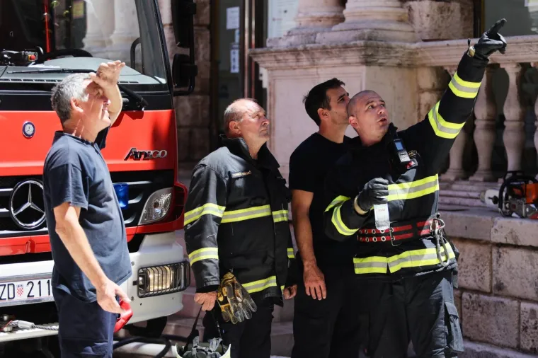 Vatra se brzo &scaron;irila: Gorio stan u Zadru. Vatrogasci evakuirali stanare