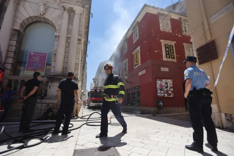 Vatra se brzo &scaron;irila: Gorio stan u Zadru. Vatrogasci evakuirali stanare