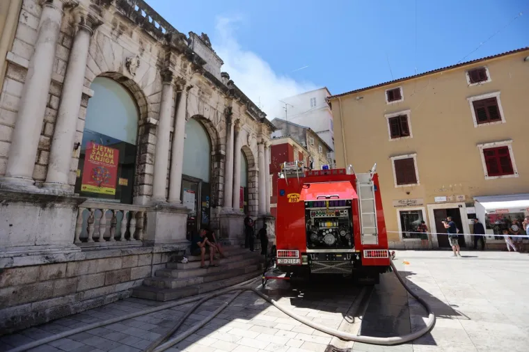 Vatra se brzo &scaron;irila: Gorio stan u Zadru. Vatrogasci evakuirali stanare