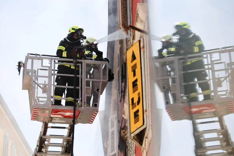 Vatra se brzo &scaron;irila: Gorio stan u Zadru. Vatrogasci evakuirali stanare