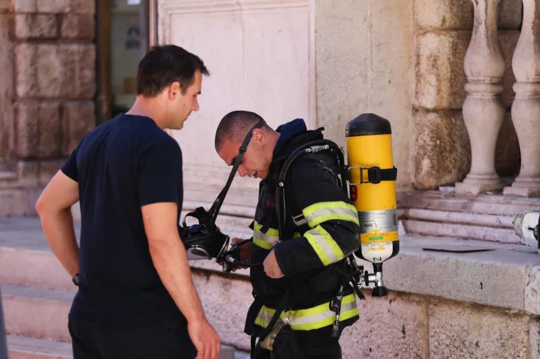 Vatra se brzo &scaron;irila: Gorio stan u Zadru. Vatrogasci evakuirali stanare