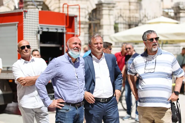 Vatra se brzo &scaron;irila: Gorio stan u Zadru. Vatrogasci evakuirali stanare