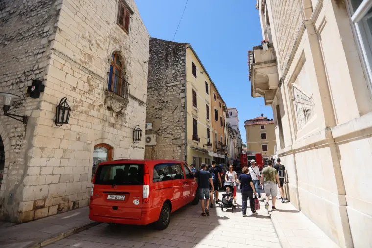 Vatra se brzo &scaron;irila: Gorio stan u Zadru. Vatrogasci evakuirali stanare