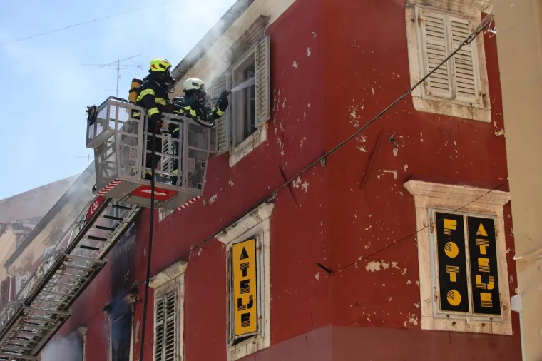 Vatra se brzo &scaron;irila: Gorio stan u Zadru. Vatrogasci evakuirali stanare