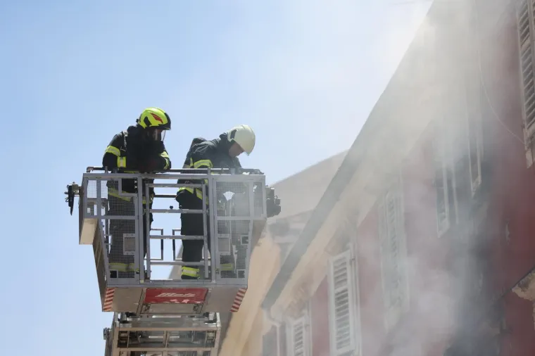 Vatra se brzo &scaron;irila: Gorio stan u Zadru. Vatrogasci evakuirali stanare