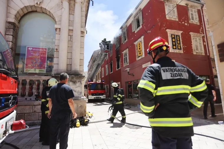 Vatra se brzo &scaron;irila: Gorio stan u Zadru. Vatrogasci evakuirali stanare