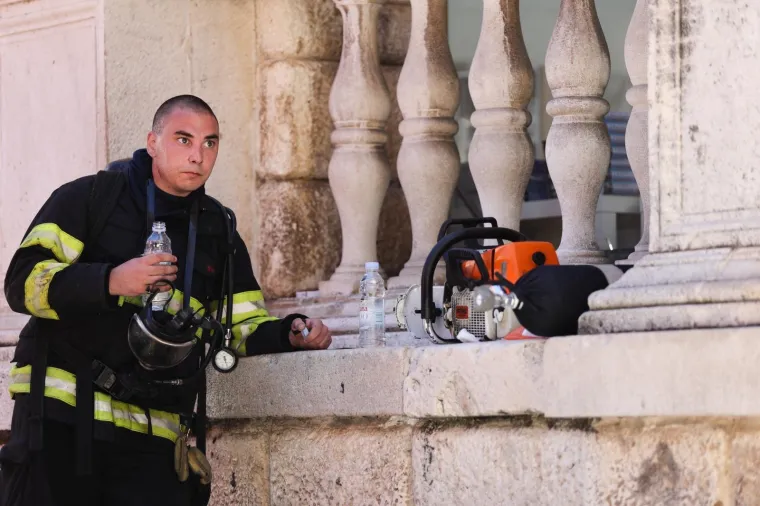 Vatra se brzo &scaron;irila: Gorio stan u Zadru. Vatrogasci evakuirali stanare