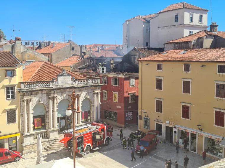Drama u sredi&scaron;tu Zadra, stanari evakuirani: Pogledajte fotografije nakon &scaron;to su vatrogasci ugasili požar u stanu