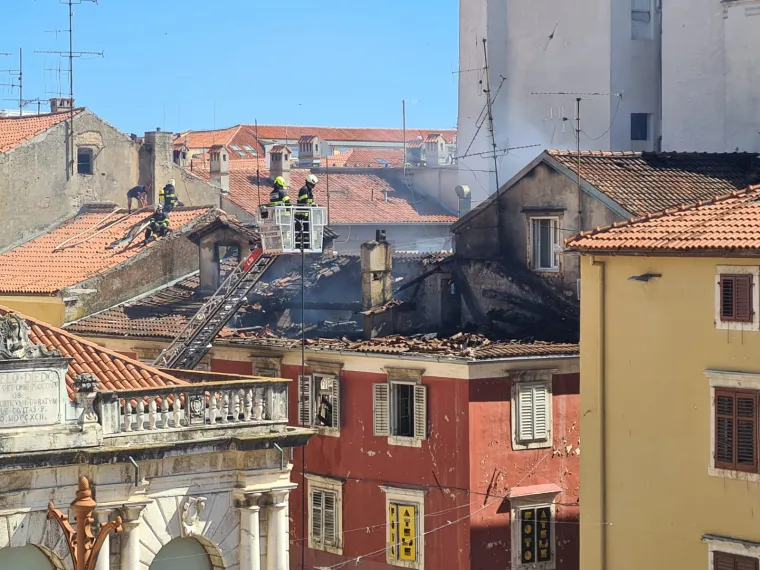 Drama u sredi&scaron;tu Zadra, stanari evakuirani: Pogledajte fotografije nakon &scaron;to su vatrogasci ugasili požar u stanu