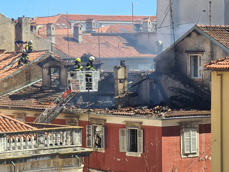 Drama u sredi&scaron;tu Zadra, stanari evakuirani: Pogledajte fotografije nakon &scaron;to su vatrogasci ugasili požar u stanu
