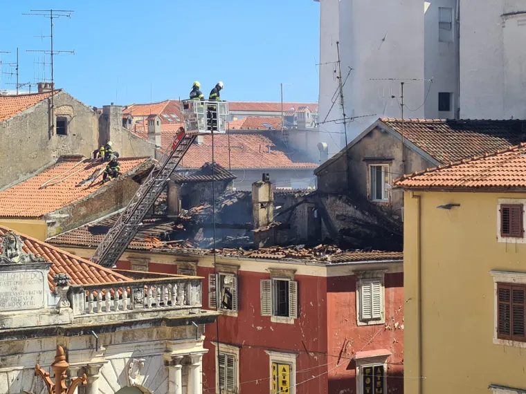 Drama u sredi&scaron;tu Zadra, stanari evakuirani: Pogledajte fotografije nakon &scaron;to su vatrogasci ugasili požar u stanu