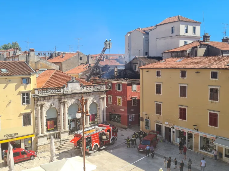 Drama u sredi&scaron;tu Zadra, stanari evakuirani: Pogledajte fotografije nakon &scaron;to su vatrogasci ugasili požar u stanu