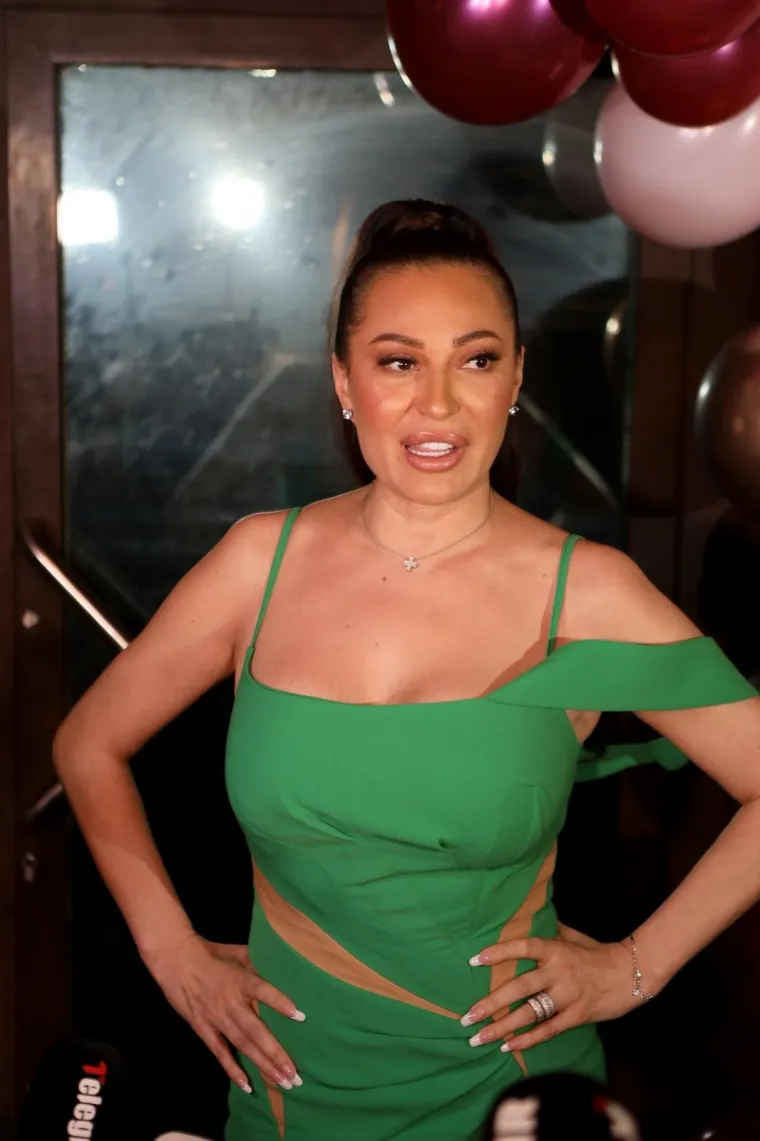 Ceca proslavila 48. rođendan u prilično hrabrom izdanju. Oblinama je zasjenila čak i svoje jednako slavne goste