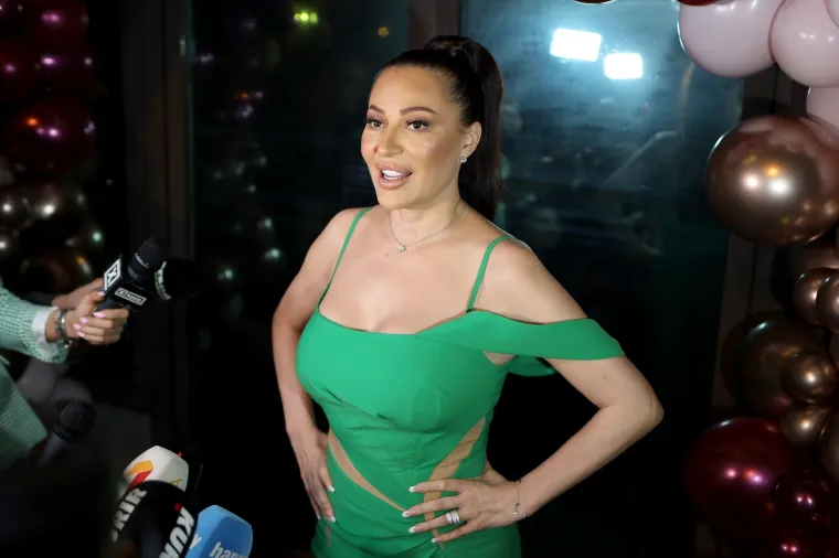 Ceca proslavila 48. rođendan u prilično hrabrom izdanju. Oblinama je zasjenila čak i svoje jednako slavne goste