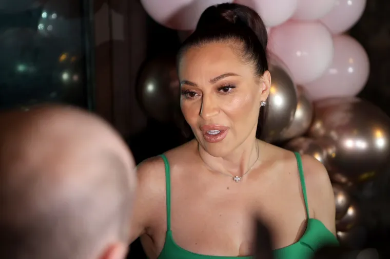 Ceca proslavila 48. rođendan u prilično hrabrom izdanju. Oblinama je zasjenila čak i svoje jednako slavne goste