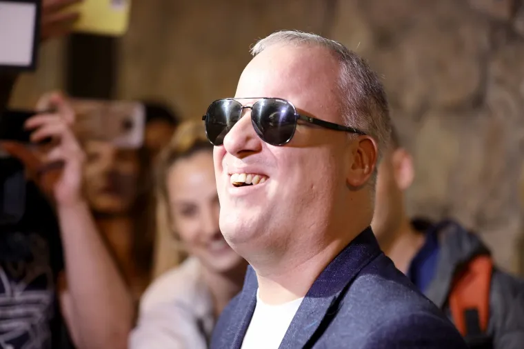 Ceca proslavila 48. rođendan u prilično hrabrom izdanju. Oblinama je zasjenila čak i svoje jednako slavne goste