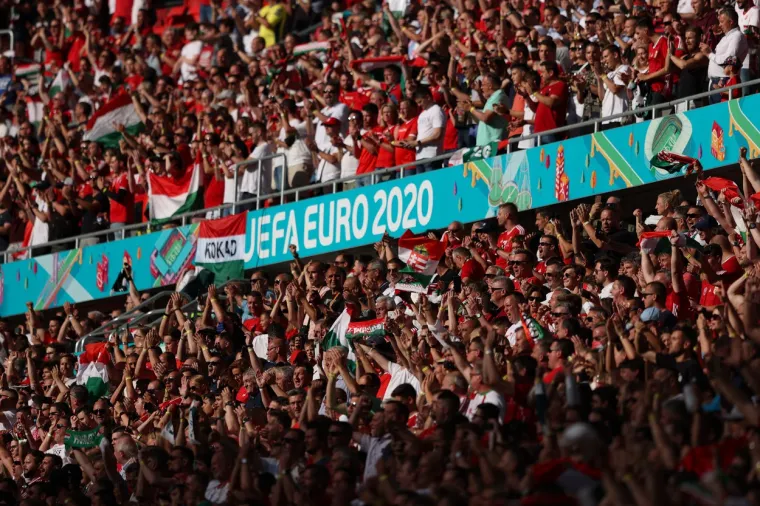 Na tribinama Puskás Aréne nema restrikcija zbog pandemije koronavirusa, pa se utakmica između Mađarske i Portugala na Europskom prvenstvu igra pred  67.215 gledatelja.
