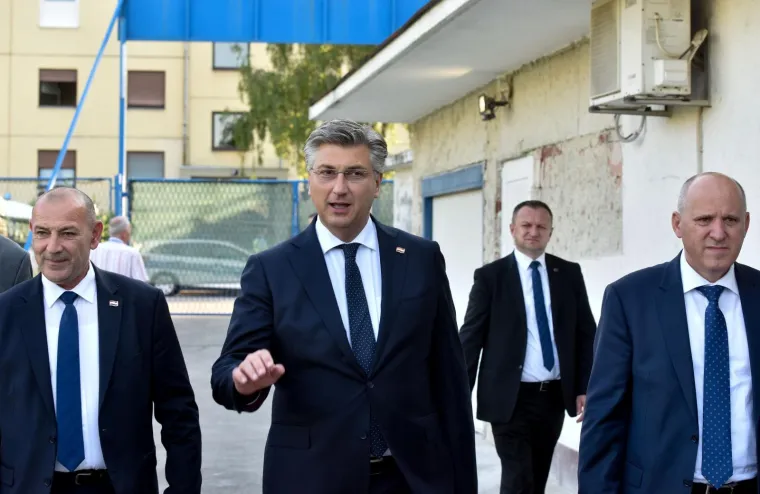 Pogledajte tko je sve s premijerom položio vijenac povodom 32. rođendana stranke: Na Jarunu su HDZ-ovci zaigrali i nogomet