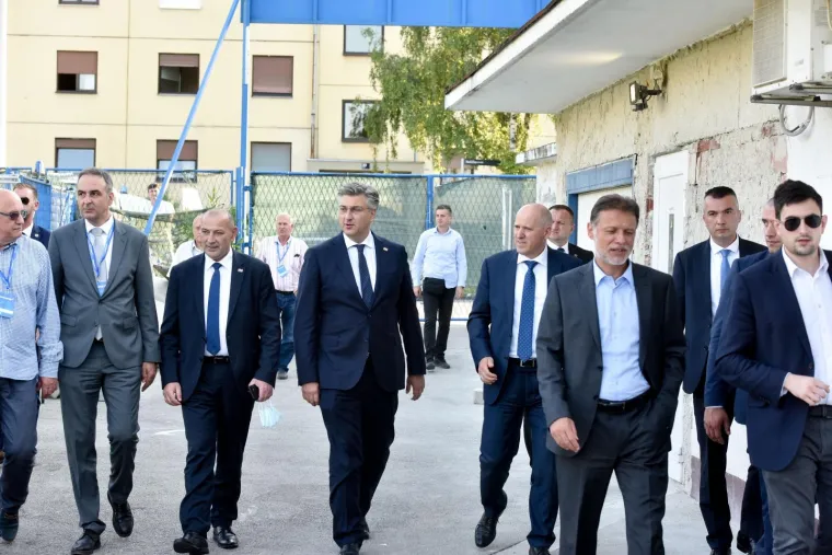 Pogledajte tko je sve s premijerom položio vijenac povodom 32. rođendana stranke: Na Jarunu su HDZ-ovci zaigrali i nogomet