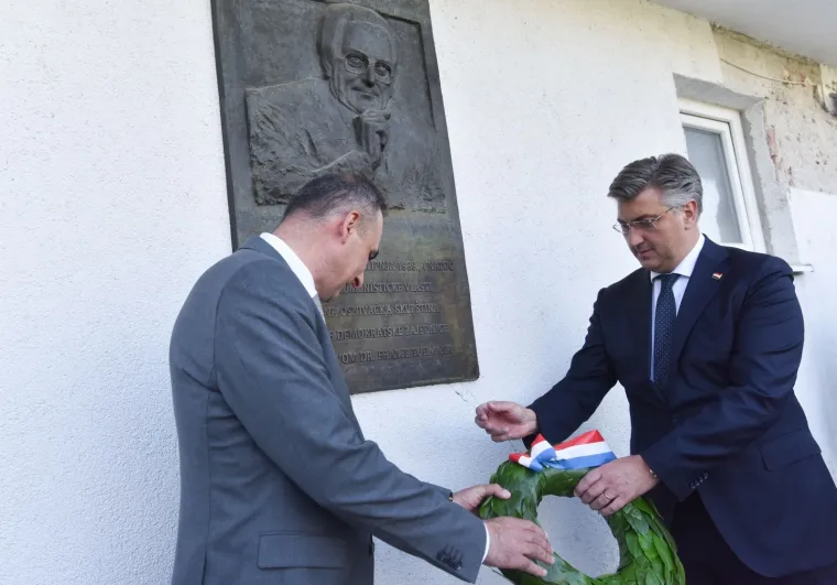 Pogledajte tko je sve s premijerom položio vijenac povodom 32. rođendana stranke: Na Jarunu su HDZ-ovci zaigrali i nogomet