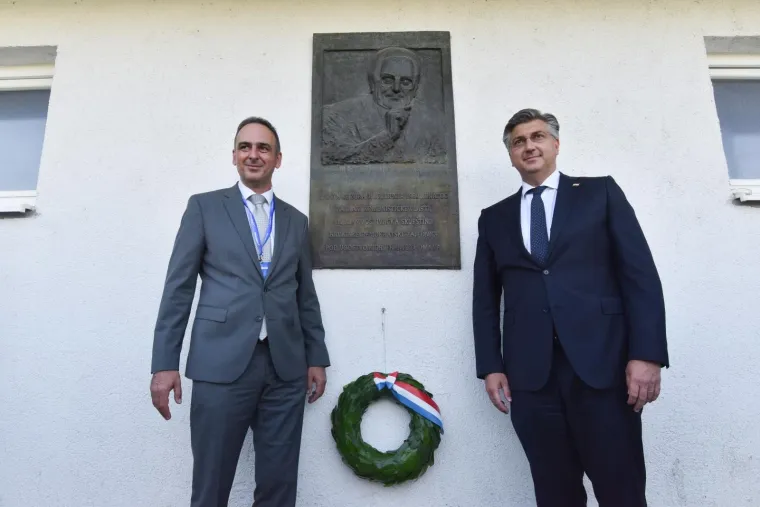 Pogledajte tko je sve s premijerom položio vijenac povodom 32. rođendana stranke: Na Jarunu su HDZ-ovci zaigrali i nogomet