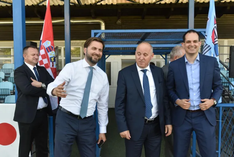 Pogledajte tko je sve s premijerom položio vijenac povodom 32. rođendana stranke: Na Jarunu su HDZ-ovci zaigrali i nogomet