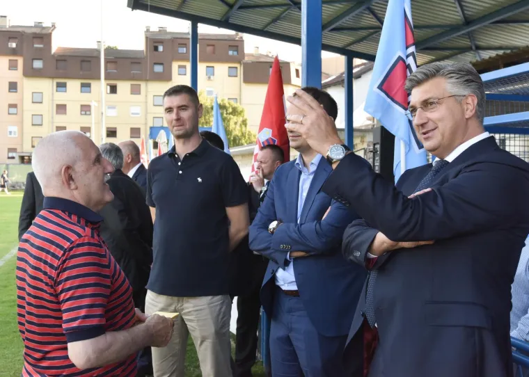 Pogledajte tko je sve s premijerom položio vijenac povodom 32. rođendana stranke: Na Jarunu su HDZ-ovci zaigrali i nogomet
