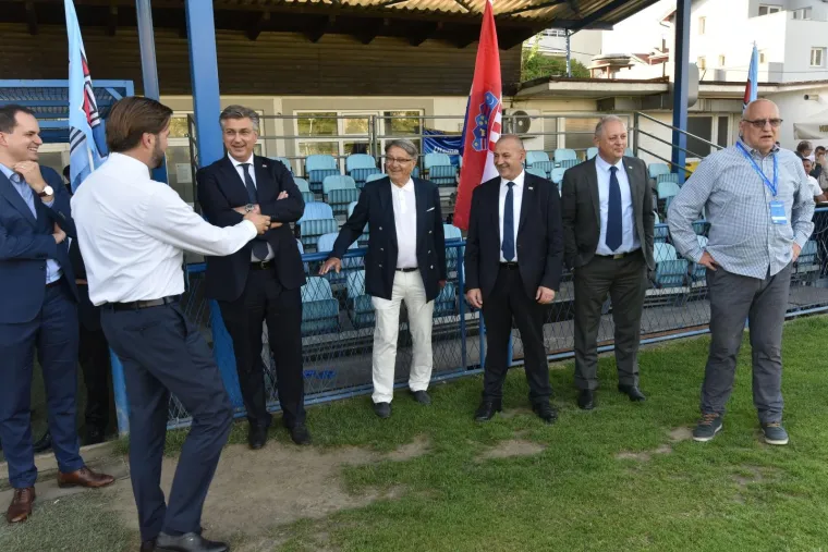 Pogledajte tko je sve s premijerom položio vijenac povodom 32. rođendana stranke: Na Jarunu su HDZ-ovci zaigrali i nogomet