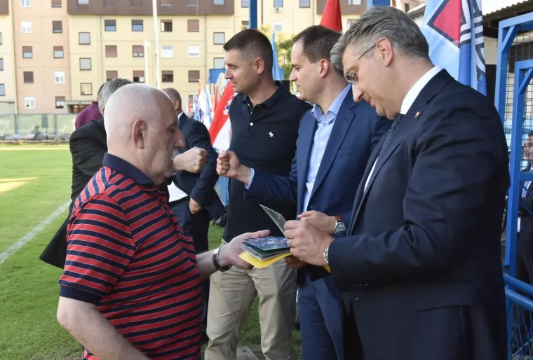 Pogledajte tko je sve s premijerom položio vijenac povodom 32. rođendana stranke: Na Jarunu su HDZ-ovci zaigrali i nogomet