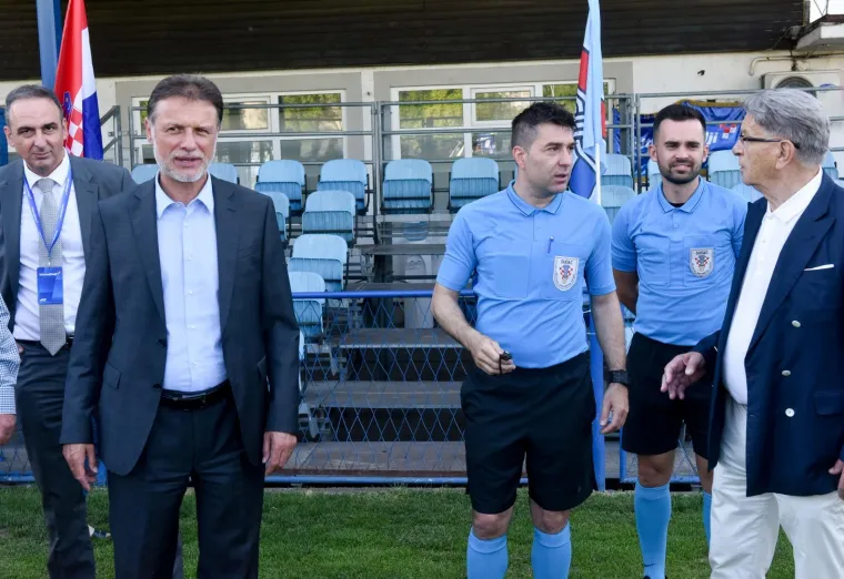 Pogledajte tko je sve s premijerom položio vijenac povodom 32. rođendana stranke: Na Jarunu su HDZ-ovci zaigrali i nogomet