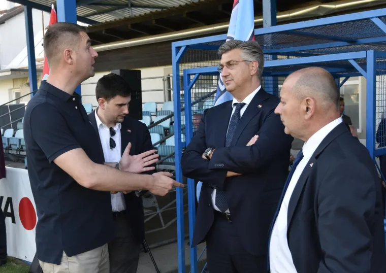 Pogledajte tko je sve s premijerom položio vijenac povodom 32. rođendana stranke: Na Jarunu su HDZ-ovci zaigrali i nogomet