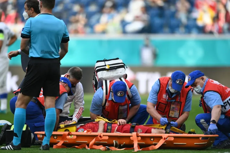 Ruski nogometaš pao je na leđa i nije mogao ustati, na nosilima ga iznijeli s terena