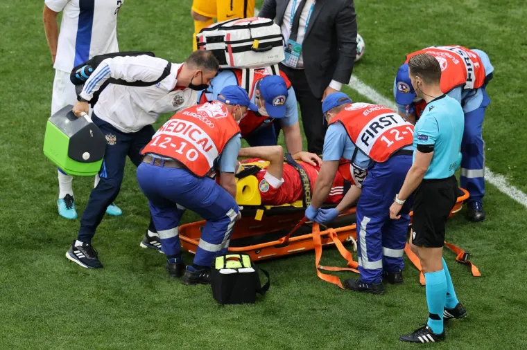 Ruski nogometaš pao je na leđa i nije mogao ustati, na nosilima ga iznijeli s terena