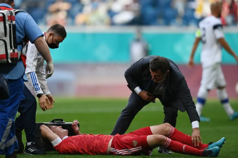 Ruski nogometaš pao je na leđa i nije mogao ustati, na nosilima ga iznijeli s terena