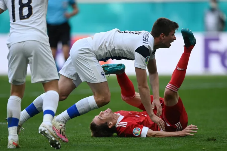 Ruski nogometaš pao je na leđa i nije mogao ustati, na nosilima ga iznijeli s terena