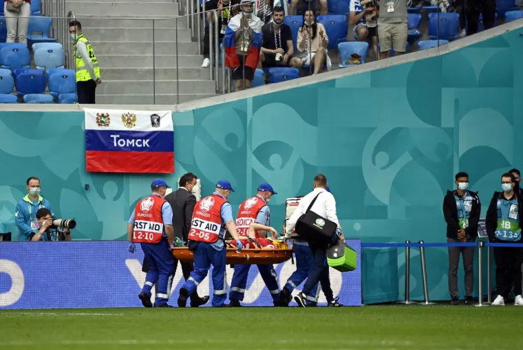 Ruski nogometaš pao je na leđa i nije mogao ustati, na nosilima ga iznijeli s terena