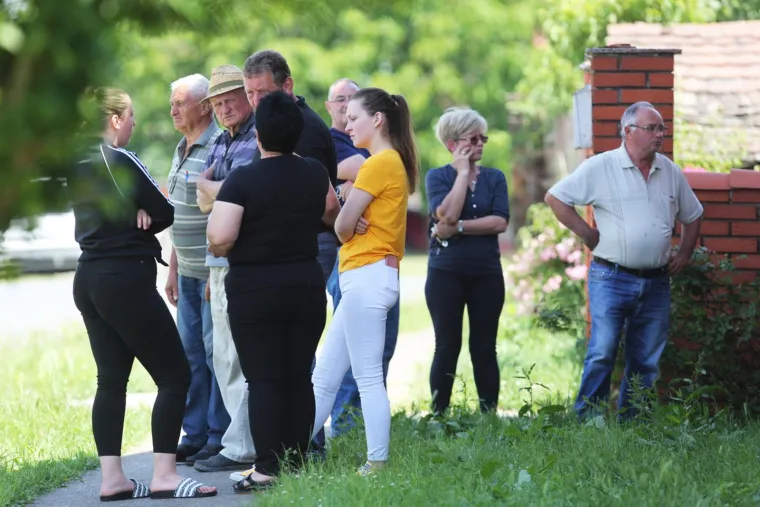Užas u Slavoniji: U autu na parkirali&scaron;tu mjesnog groblja pronađeni mrtva žena i mrtav mu&scaron;karac