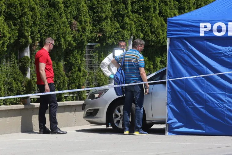 Užas u Slavoniji: U autu na parkirali&scaron;tu mjesnog groblja pronađeni mrtva žena i mrtav mu&scaron;karac