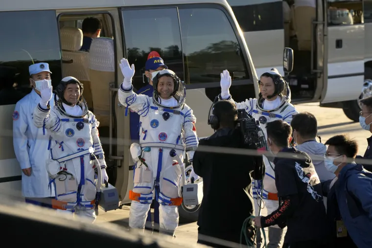 Kina lansirala svemirsku letjelicu s trojicom astronauta: Neće ih biti na Zemlji čak tri mjeseca!