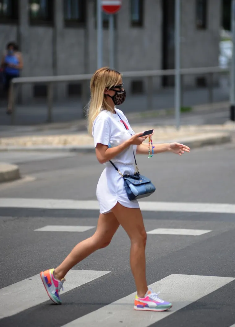 Atraktivna novinarka u vrućem izdanju pro&scaron;etala centrom grada, svi su se okretali za njom