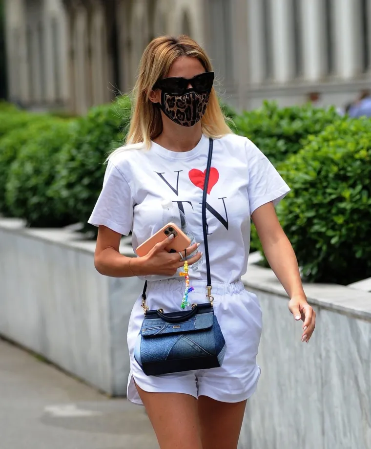 Atraktivna novinarka u vrućem izdanju pro&scaron;etala centrom grada, svi su se okretali za njom