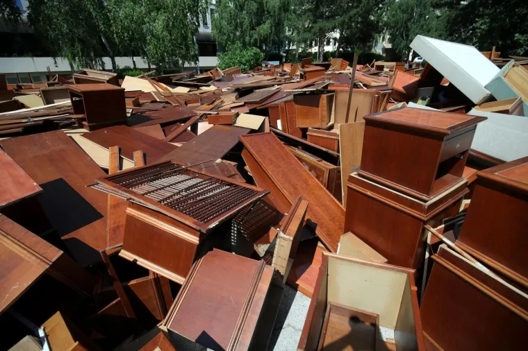 Ispred hotela već danima stoji hrpa razbacanog starog namještaja